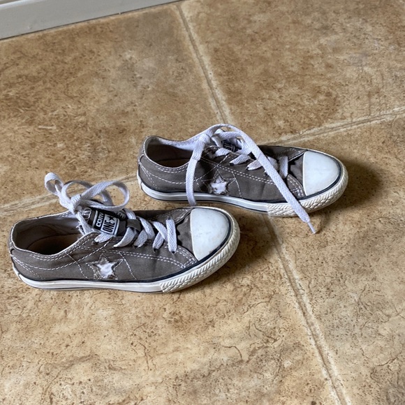 Youth Converse - Picture 1 of 2